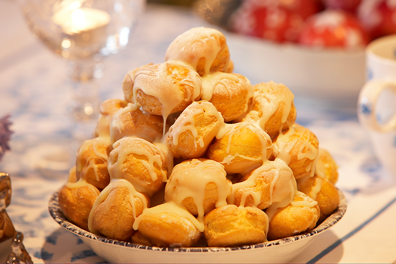 Soesjes opgestapeld op een bord